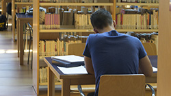 Lectores en la biblioteca