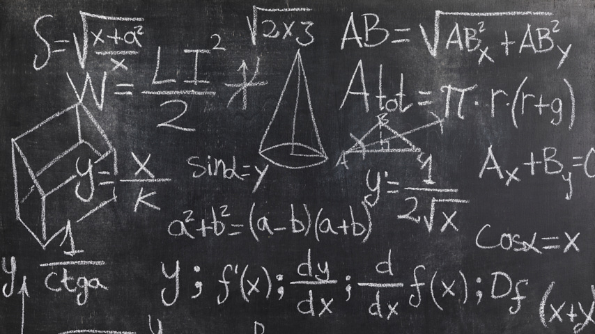 Pizarra con trigonometría y fórmulas matemáticas.