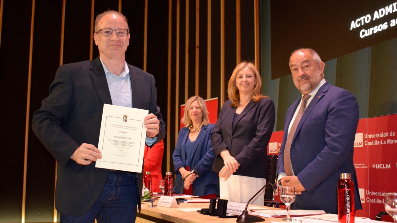 The professor and researcher José María López receives recognition for his excellent 25 years of service at Universidad de Castilla-La Mancha.