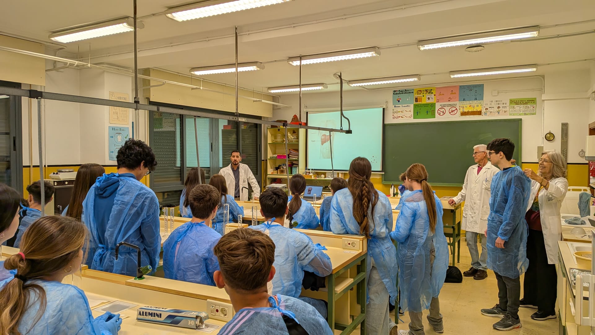 Alumnado del IES Ramón y Cajal en la Semana de la Ciencia UCLM. 