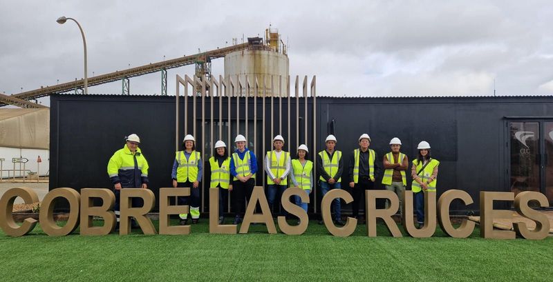 Alumnos fotografiados con el anagrama cobre las cruces