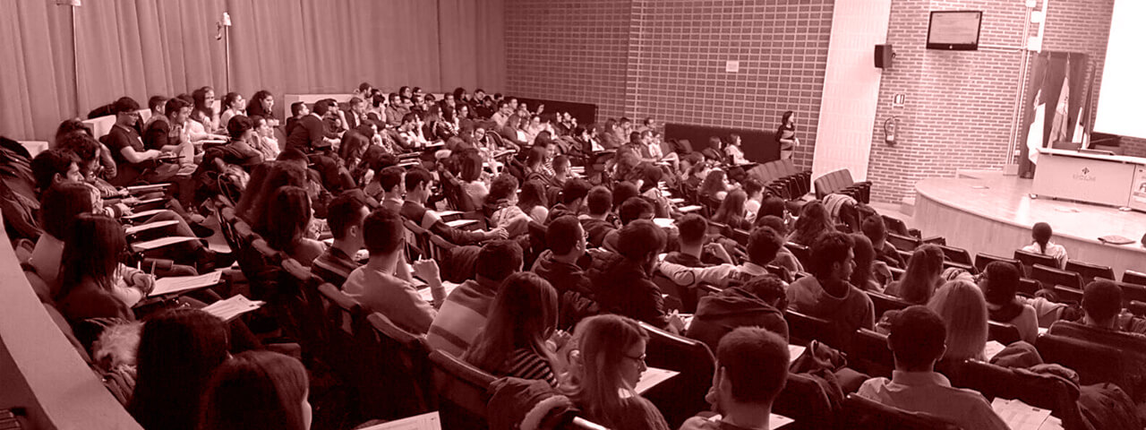Estudiantes en una grada