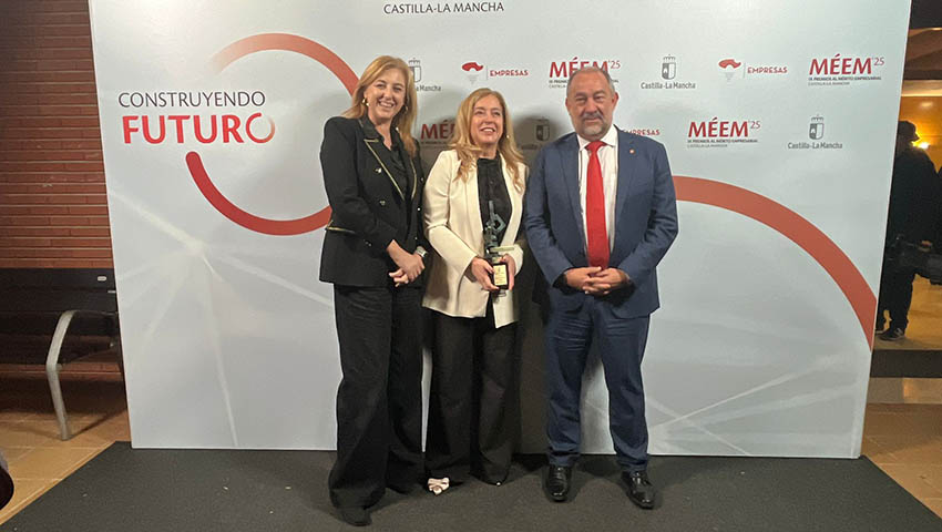 La profesora de la UCLM Leonor Gallardo recibe el Premio al Mérito Empresarial en la categoría Mujer Empresaria