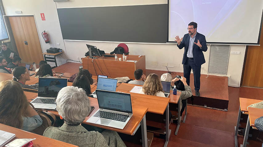 Pérez Rey en los Cursos de Posgrado en Derecho.