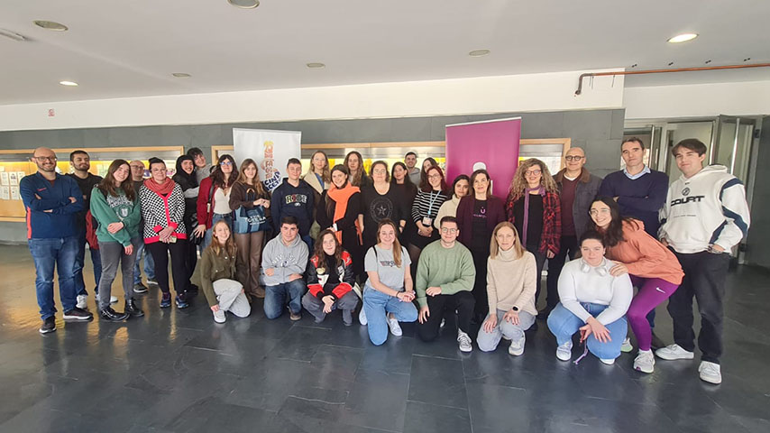 Asistentes a la exposición Mujeres Feroces