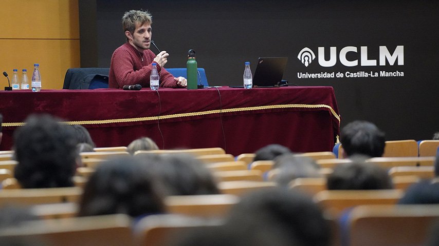 El director y guionista Jota Linares en las jornadas de animación a la lectura UCLéeMe-General Óptica 2025. 