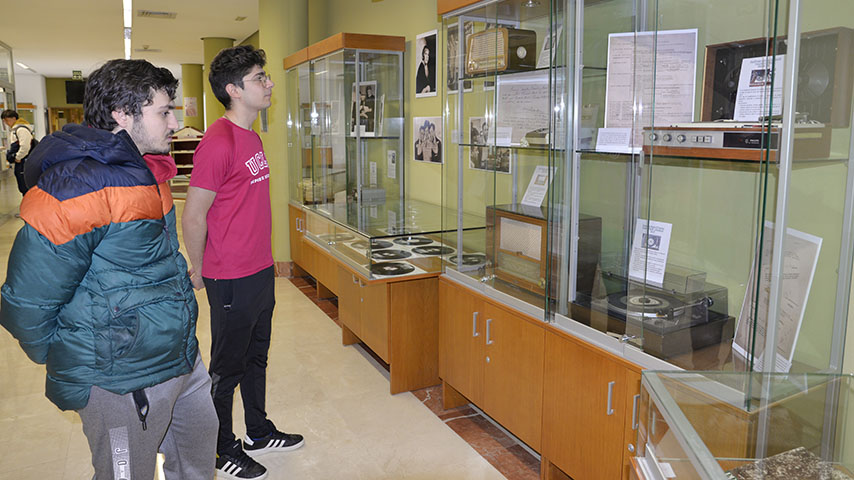 Exposición 'Historia de la radio en Ciudad Real', en la Biblioteca General del Campus de Ciudad Real.