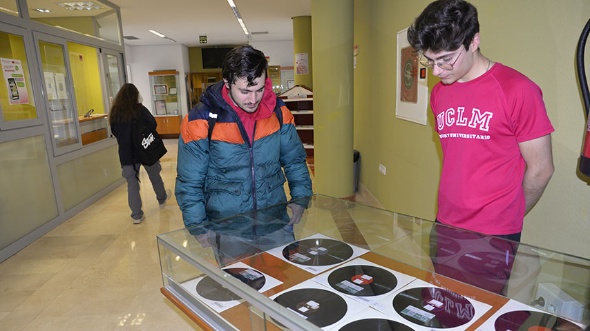 Exposición 'Historias de la radio en Ciudad Real', en la Biblioteca General del Campus de Ciudad Real.