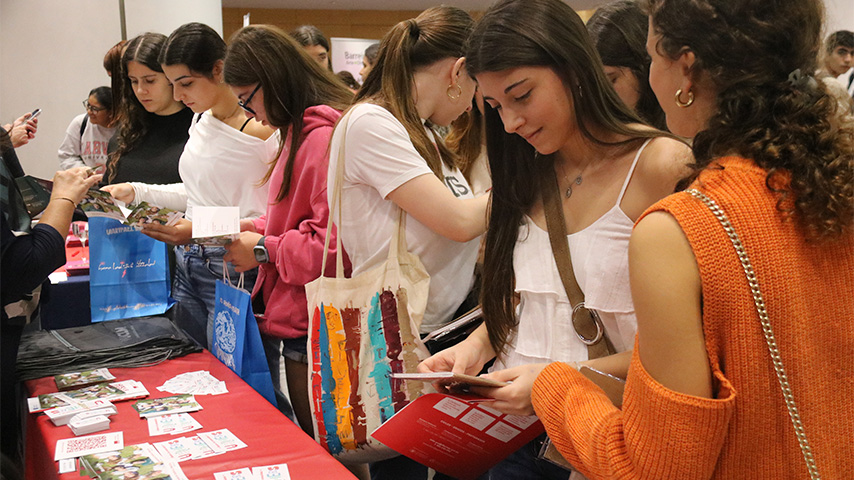 Estudiantado en el espacio de la UCLM del University Day Valencia.