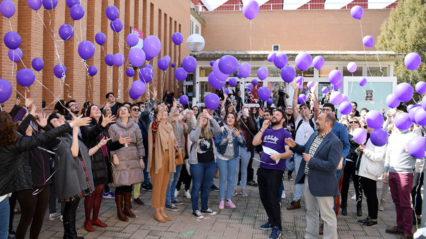 Imagen de archivo de una suelta de globos en el Campus de Albacete para conmemorar el 8M