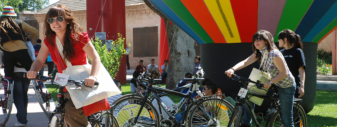 Estudiantes en bicicleta en el Campus de Toledo