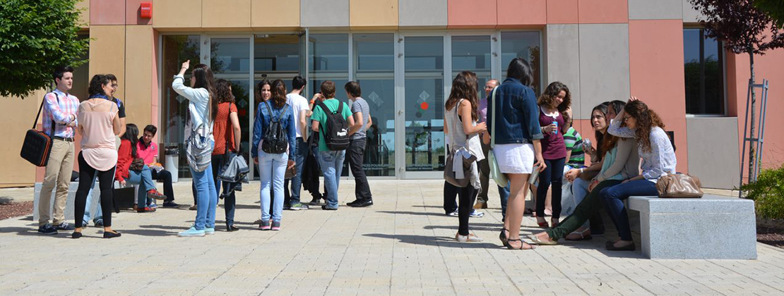 Dos estudiantes en el Campus de Toledo