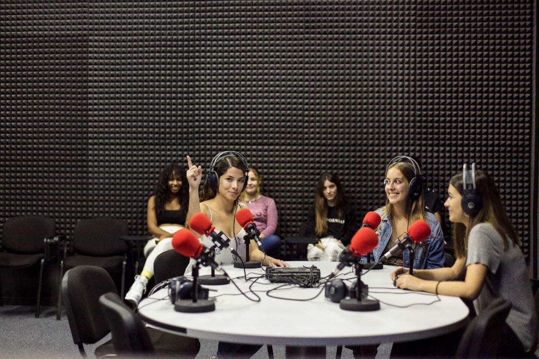 Grupo de estudiantes (mujeres) en una em